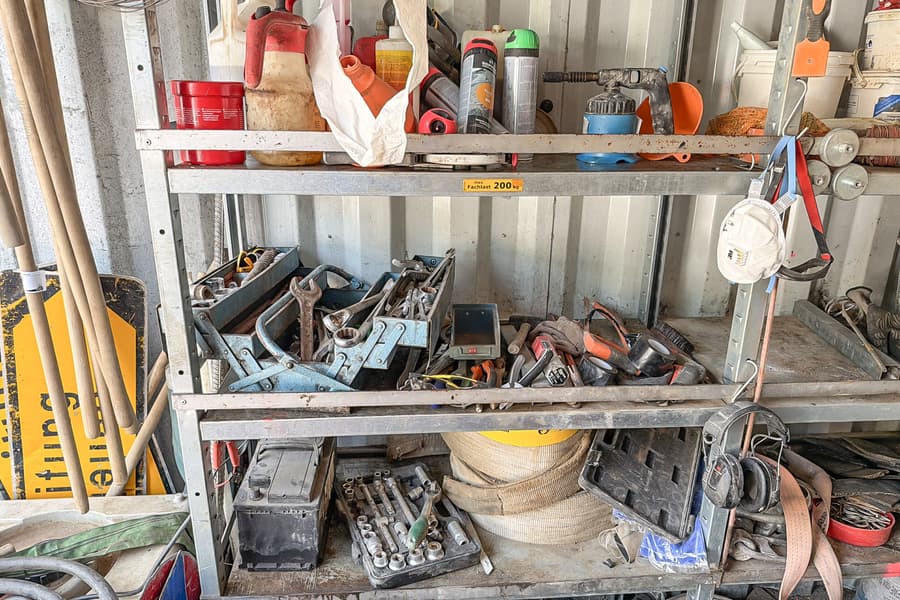 Inhalt von 3 Regalebenen: Handwerkzeug und Verbrauchsmaterial
